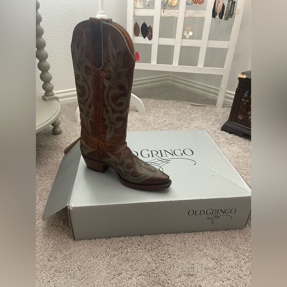 OLD GRINGO NEVER WORN COWBOY BOOTS